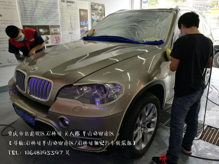  宝马X5 进行漆面镀晶作业施工现场